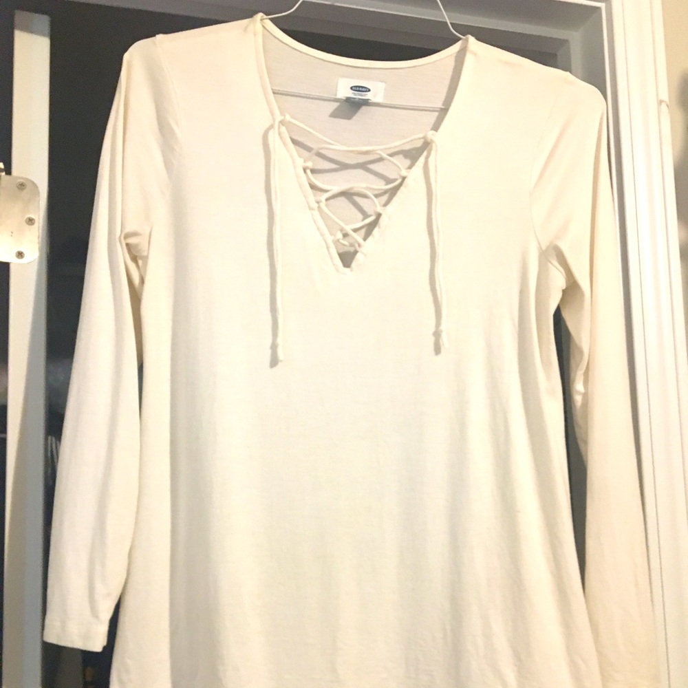 Gently Worn Women’s Lace-up front Winter White Top!